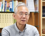 「議員立法で再審法を改正すべきだ」と語る周防正行さん＝１４日、東京都内