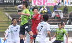 前半、シュートを止めるＧＫ山内＝オールガイナーレＹＡＪＩＮスタジアム