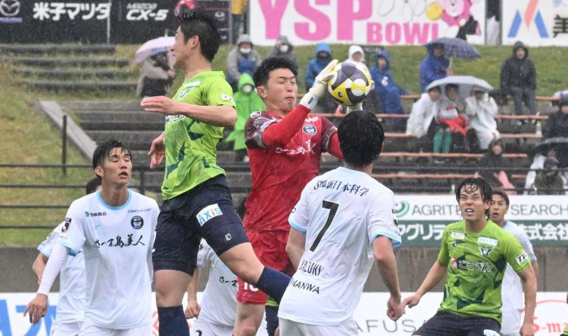 前半、シュートを止めるＧＫ山内＝オールガイナーレＹＡＪＩＮスタジアム