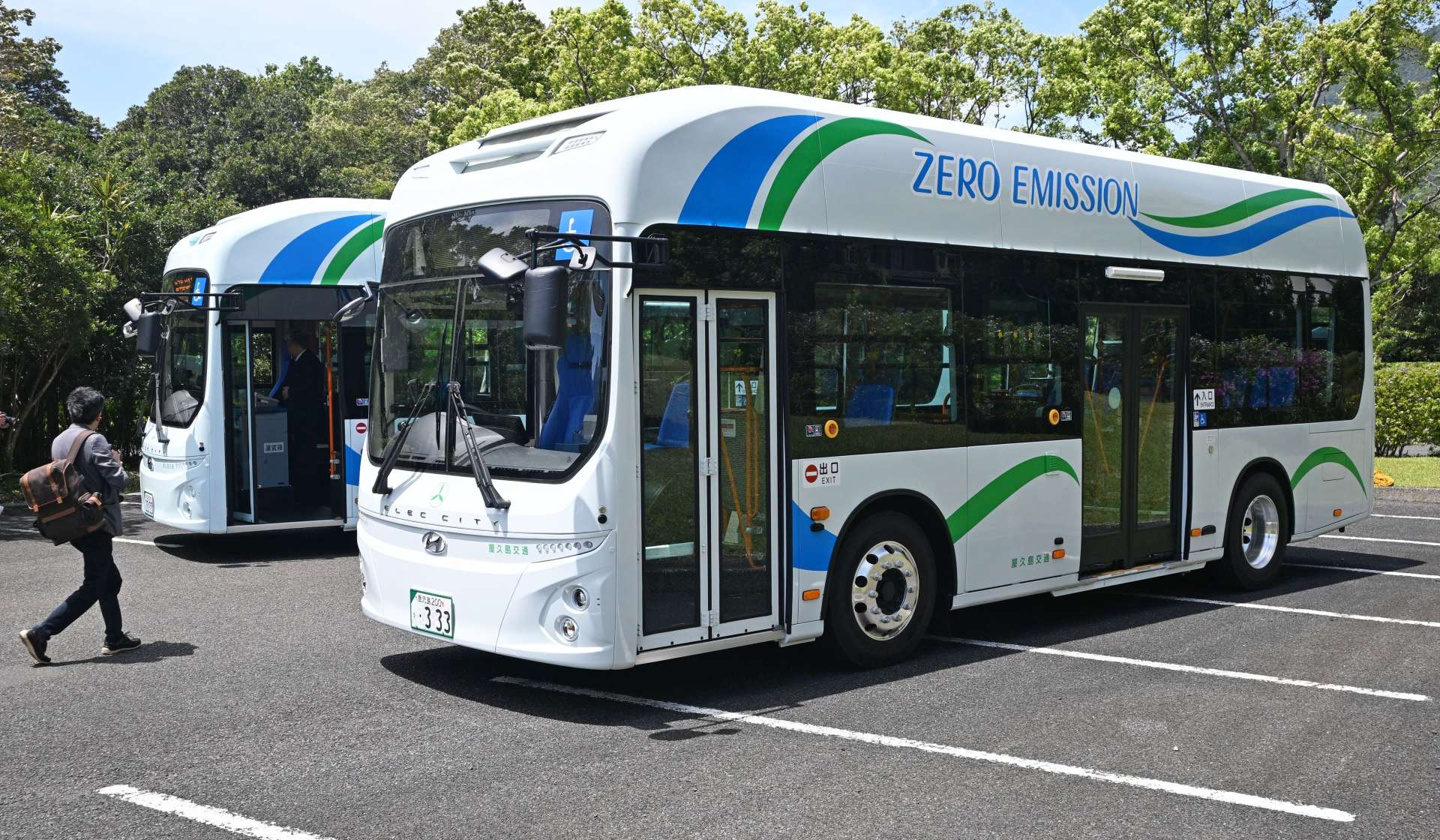 種子島・屋久島交通が導入する電気バス＝２１日、屋久島町尾之間の屋久島いわさきホテル