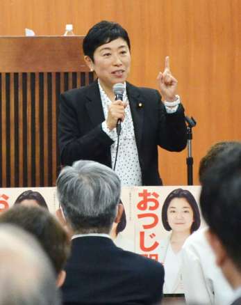 夏の参院選へ結束を訴える立憲民主党の辻元清美代表代行＝２０日、鹿児島市の県労働者福祉会館