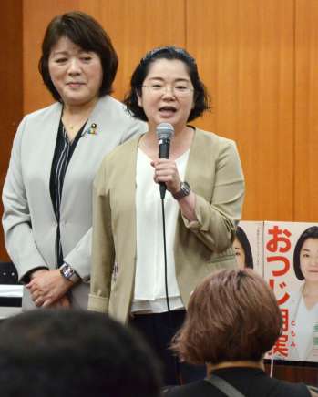 夏の参院選へ決意を語る立候補予定者の尾辻朋実氏（右から２人目）＝２０日、鹿児島市の県労働者福祉会館