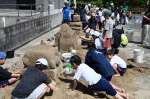 砂の彫刻に挑む子どもたち＝１９日、南さつま市加世田麓町