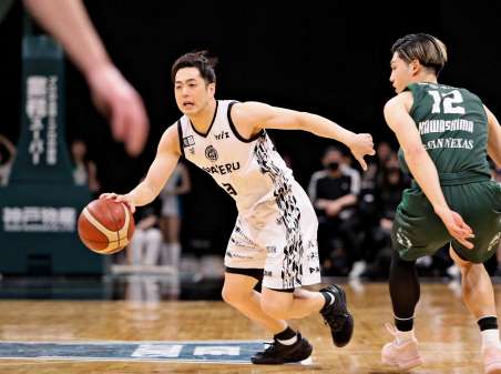 第３クオーター、ドリブルで切り込むレブナイズの藤本＝ＧＬＩＯＮ　ＡＲＥＮＡ　ＫＯＢＥ©Bリーグ
