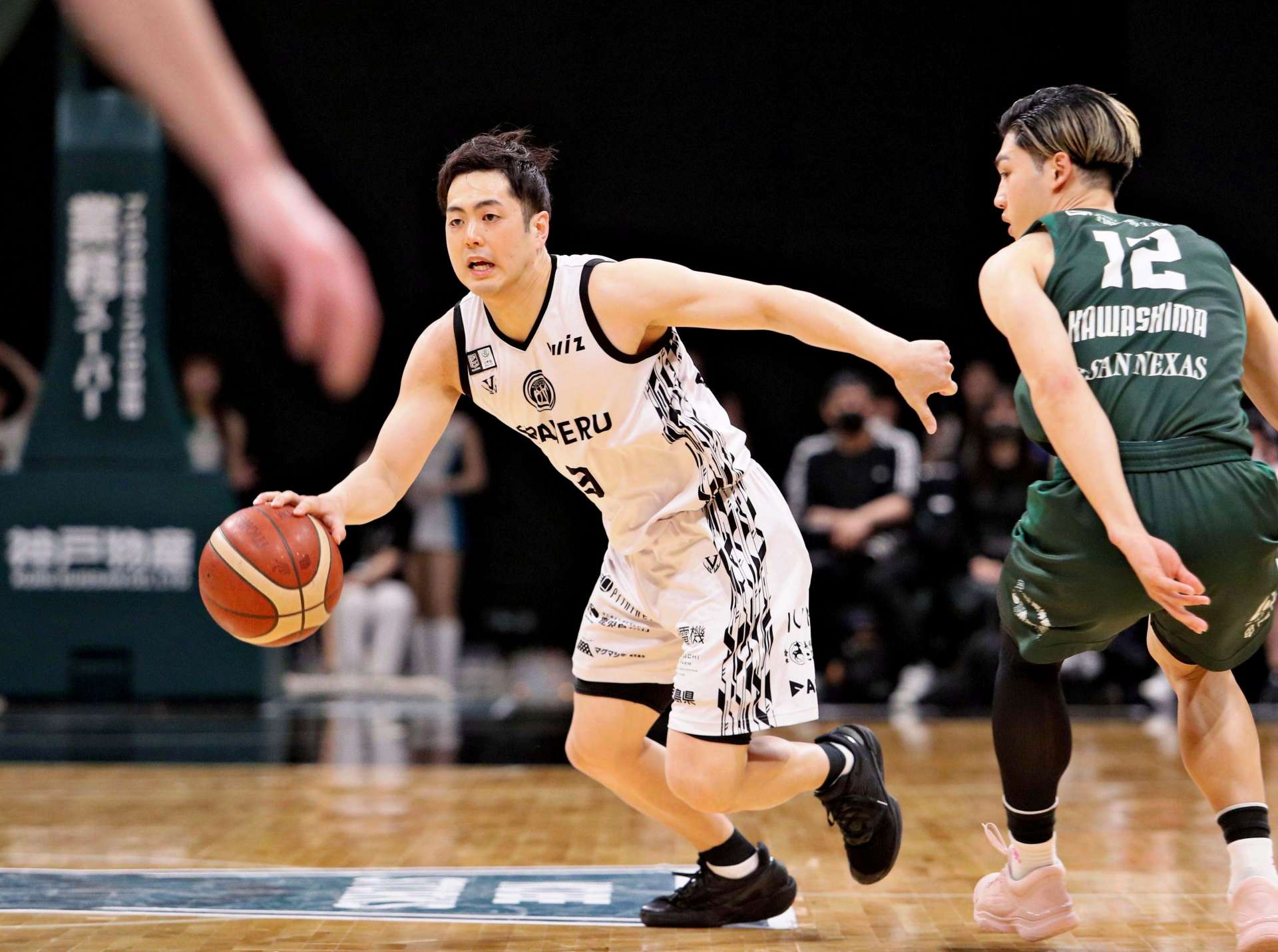 第３クオーター、ドリブルで切り込むレブナイズの藤本＝ＧＬＩＯＮ　ＡＲＥＮＡ　ＫＯＢＥ©Bリーグ