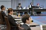法制審議会専門部会の初会合に出席する委員の鴨志田祐美弁護士（右奥）＝２１日、法務省