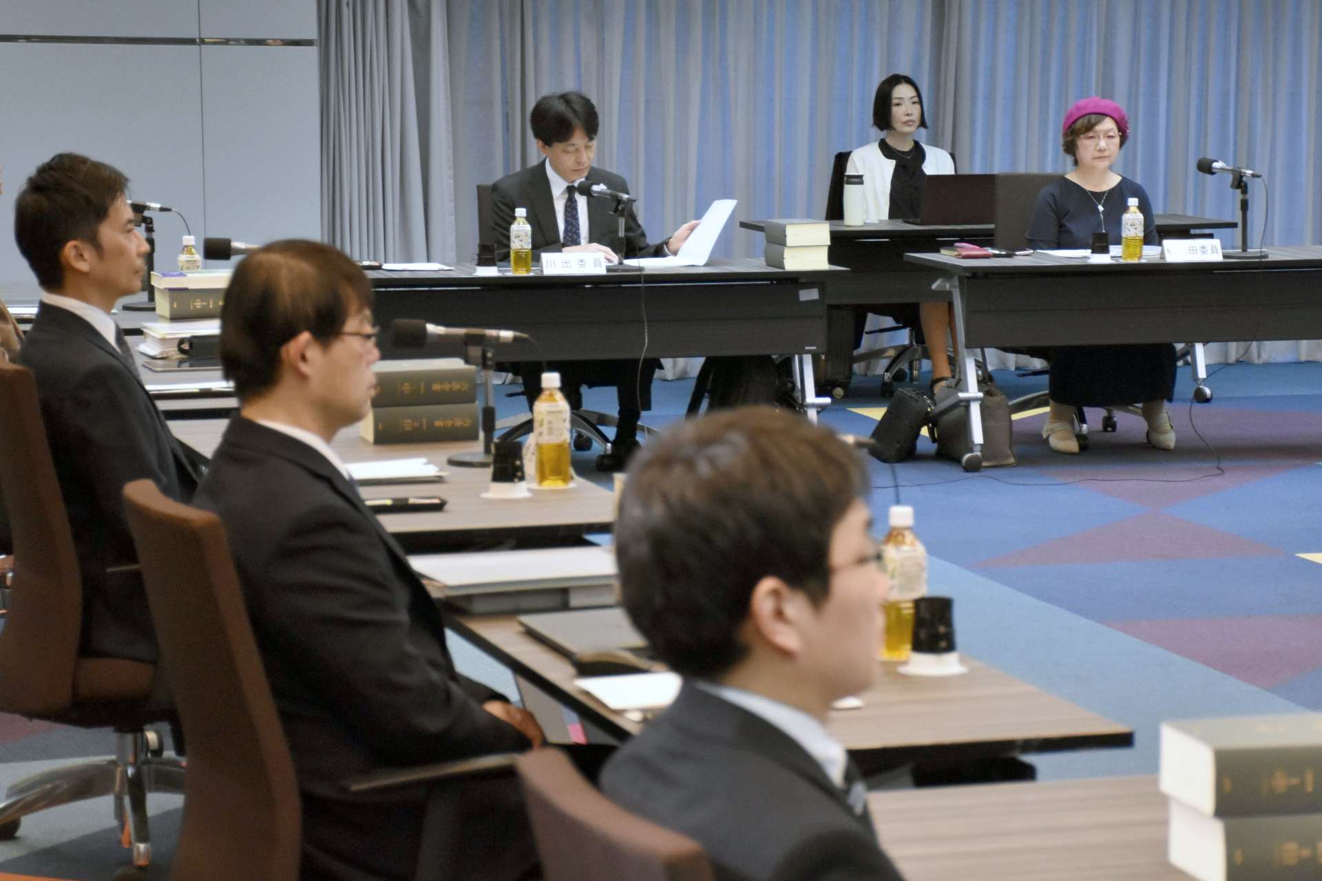 法制審議会専門部会の初会合に出席する委員の鴨志田祐美弁護士（右奥）＝２１日、法務省