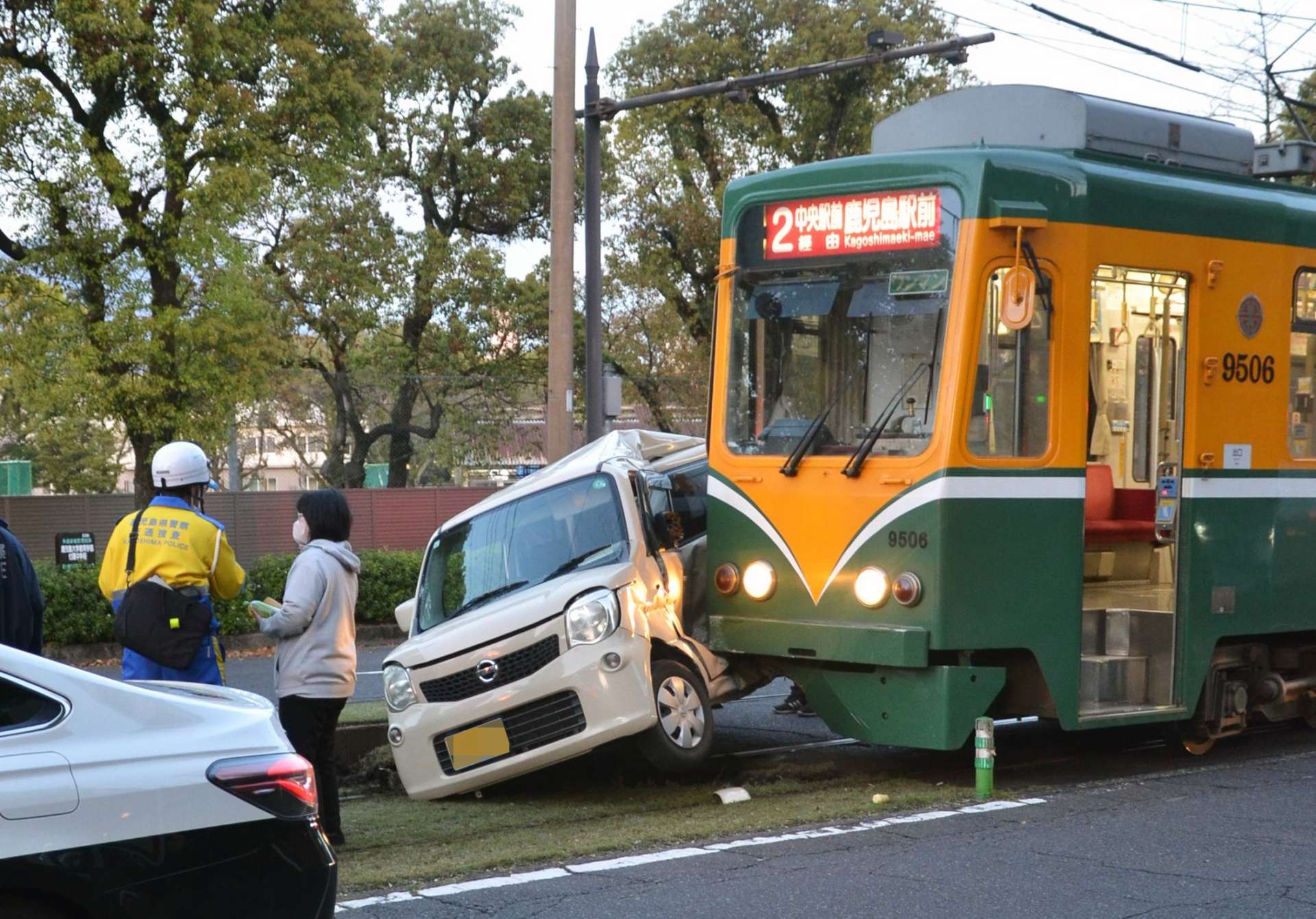 市電と軽乗用車が接触した現場＝２日午後６時４０分、鹿児島市郡元１丁目