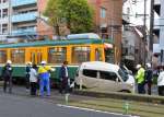 〈別アングル〉市電と軽乗用車が接触した現場＝２日午後６時２５分ごろ、鹿児島市郡元１丁目