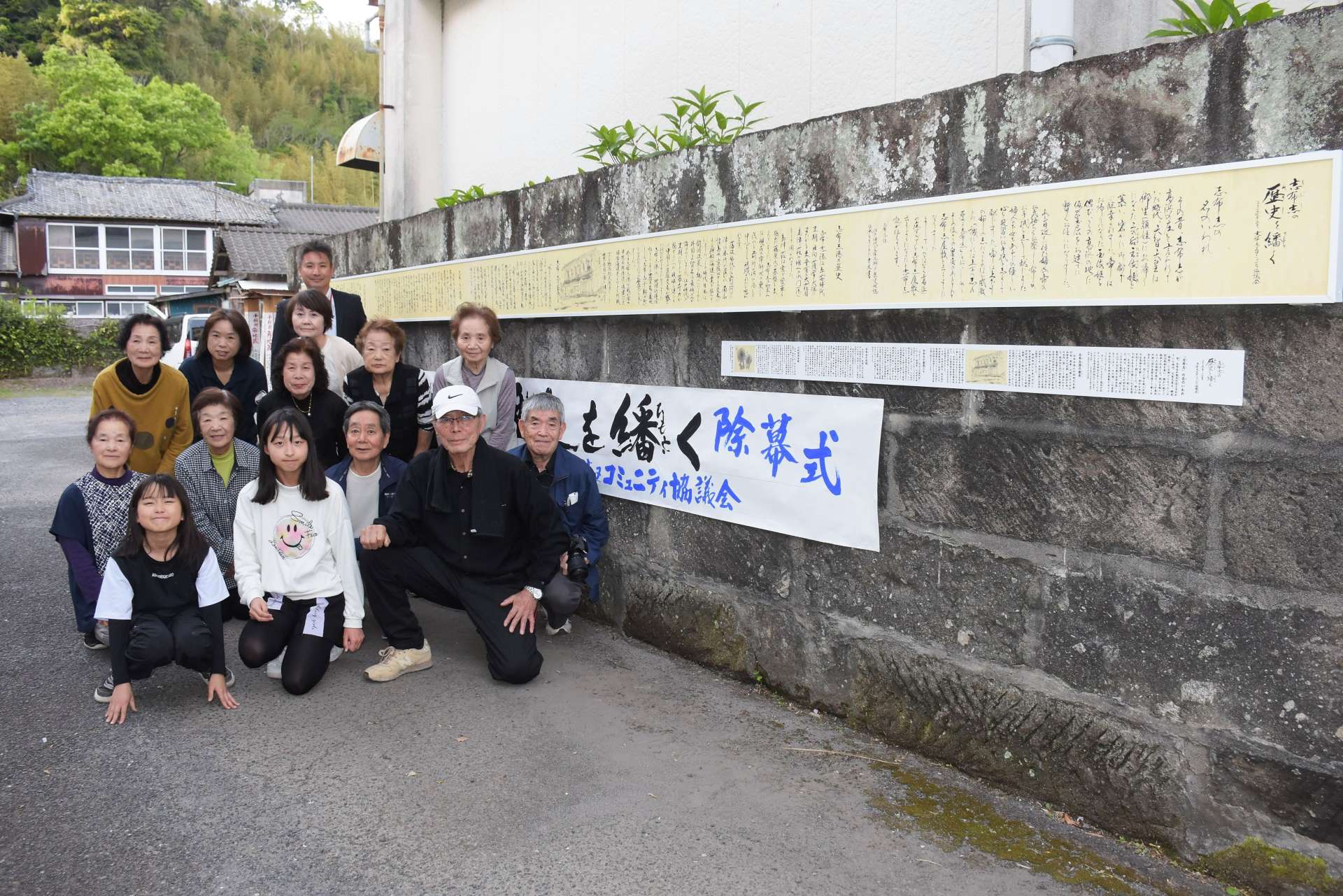 歴史案内板を除幕した関係者＝１９日、志布志市志布志町志布志１丁目