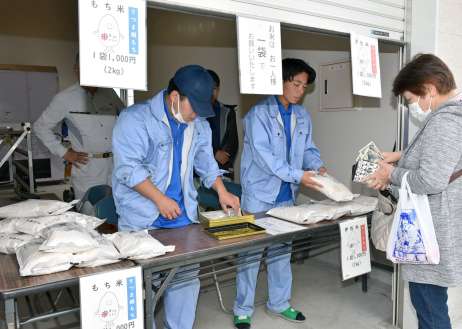 〈別カット〉生徒が育てた米を買い求める市民ら＝１８日、伊佐市の伊佐農林高校
