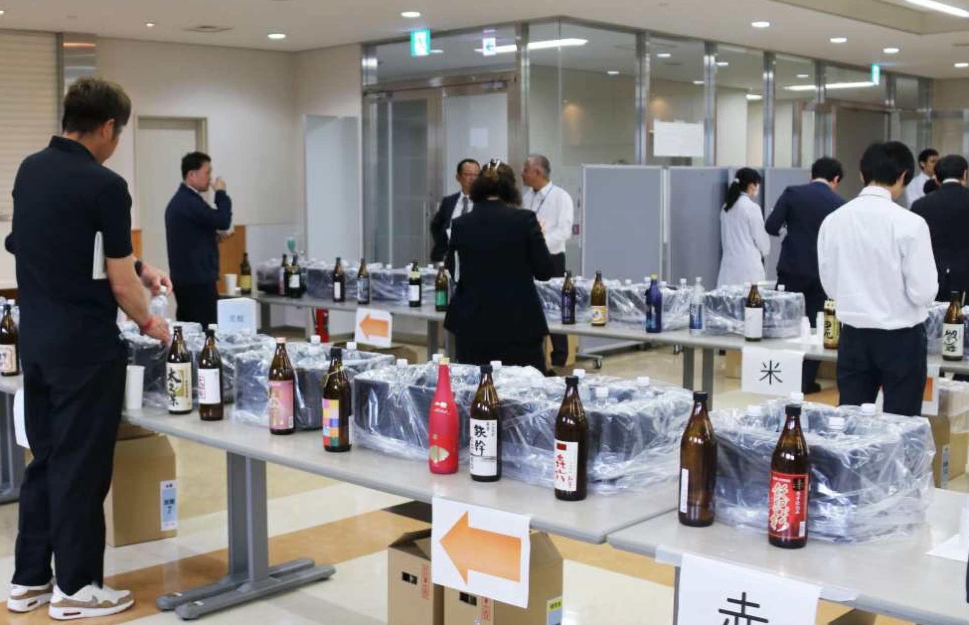 酒類鑑評会の「炭酸割り」の部に出品された焼酎が並ぶ会場＝２２日、熊本市の熊本合同庁舎（熊本国税局提供）