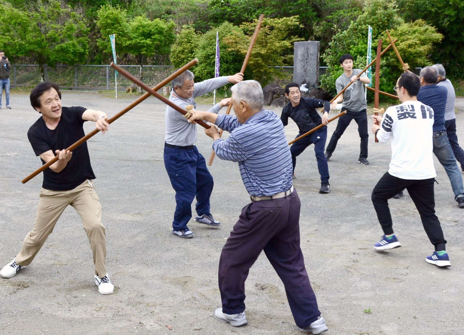 浅山棒踊りを披露する櫃ケ迫公民会の住民ら＝２０日、さつま町神子