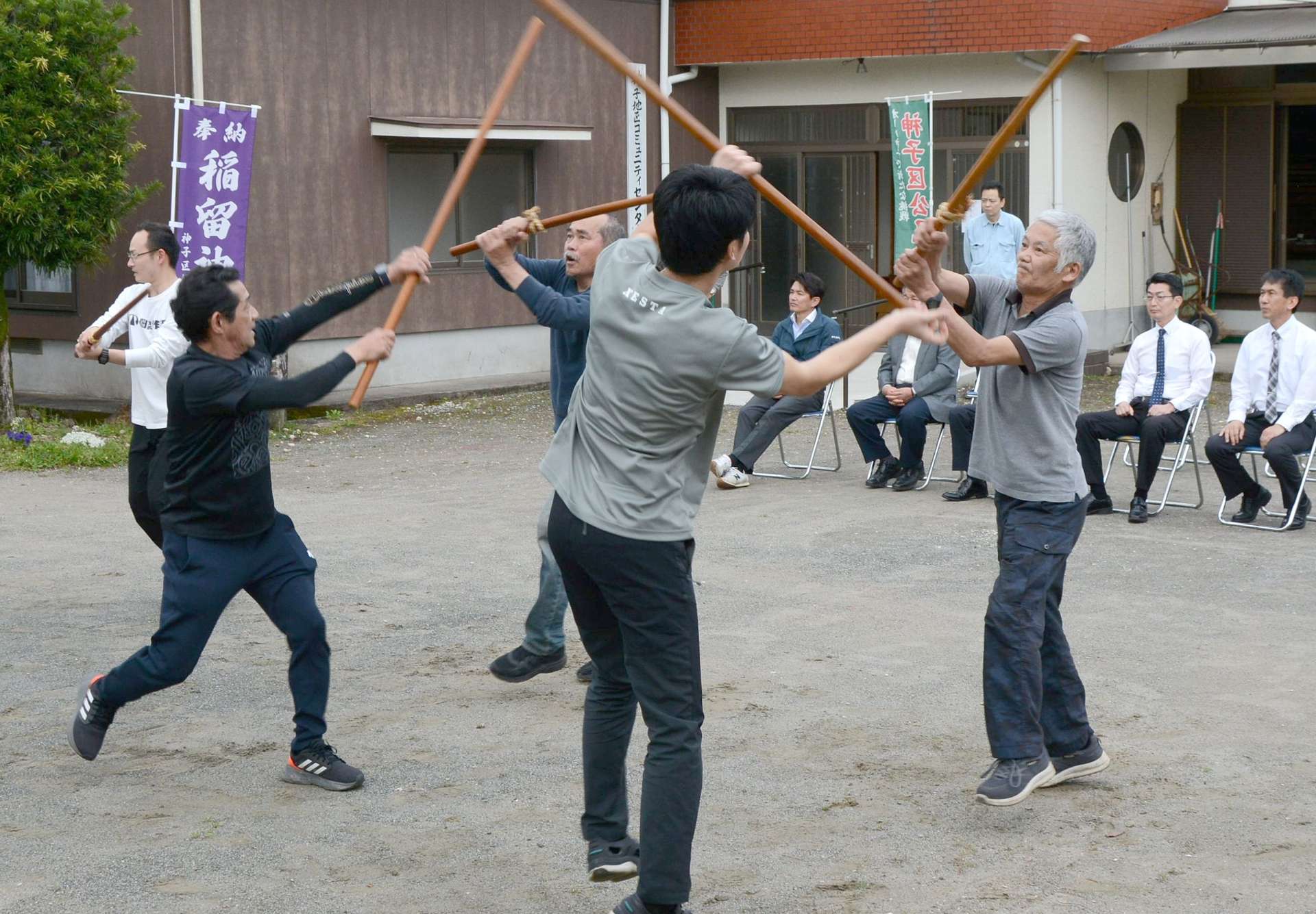 浅山棒踊りを披露する櫃ケ迫公民会の住民ら＝２０日、さつま町神子