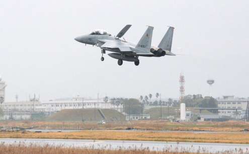 新田原基地に着陸するＦ１５戦闘機＝１０日午前１０時半ごろ、宮崎県新富町