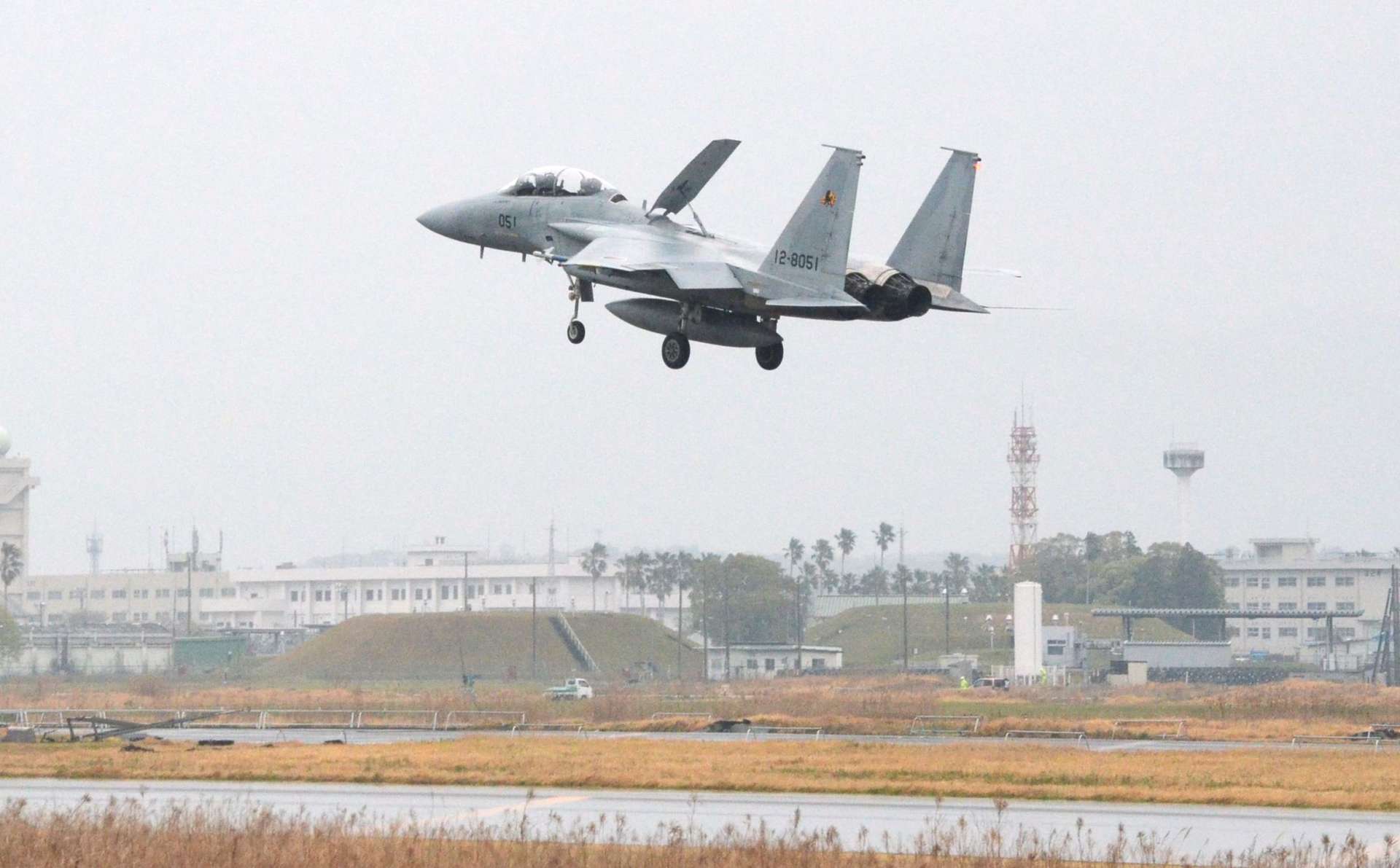 新田原基地に着陸するＦ１５戦闘機＝１０日午前１０時半ごろ、宮崎県新富町