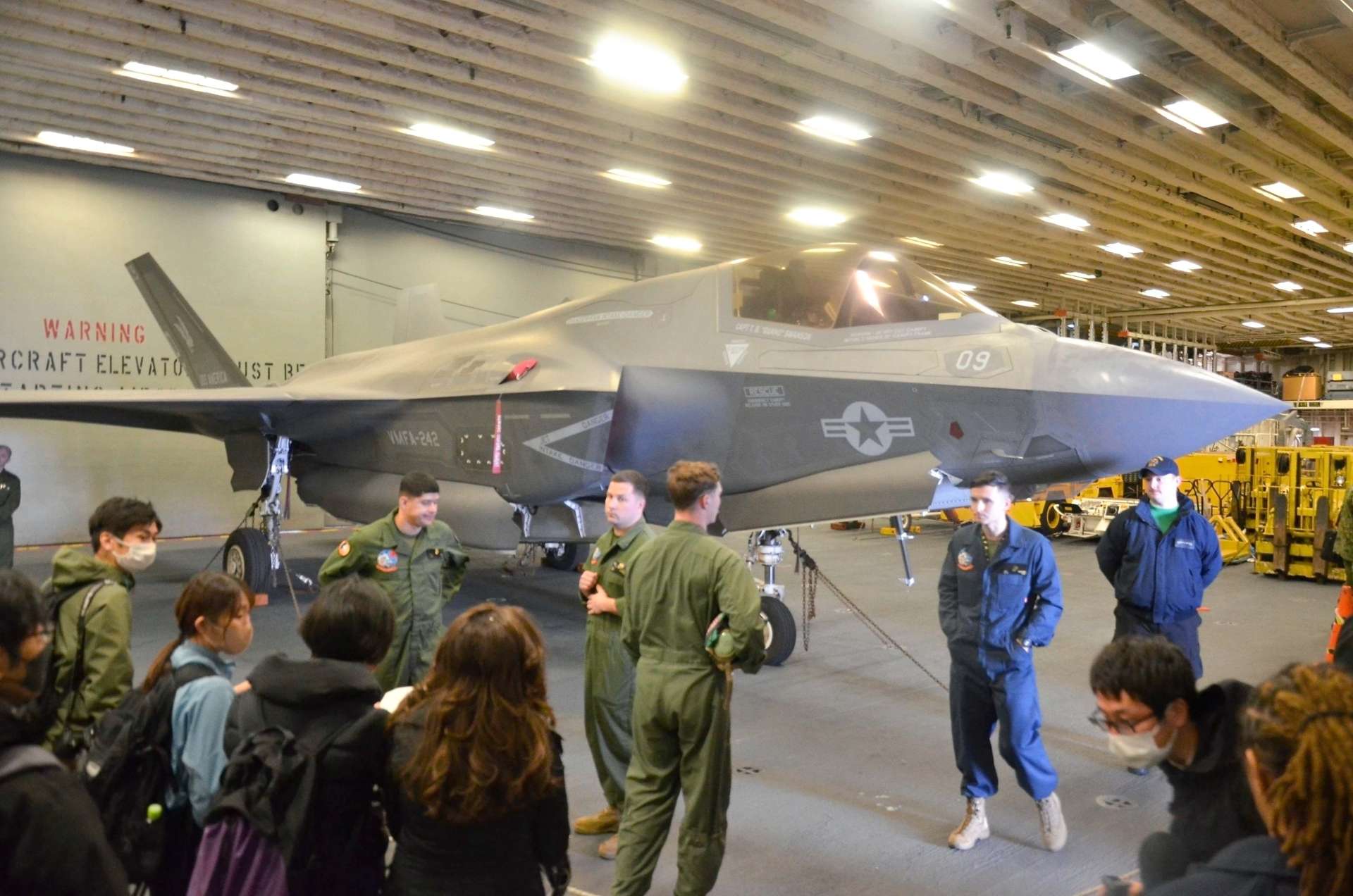 〈資料写真〉米軍の強襲揚陸艦アメリカ内に格納される最新鋭ステルス戦闘機Ｆ３５Ｂ＝２０２３年３月、徳之島沖