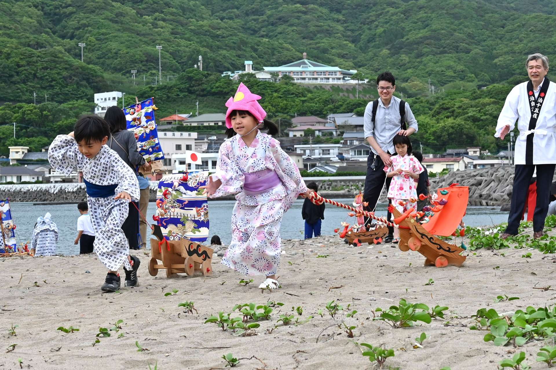 唐カラ船祭りで元気に砂浜を走る子どもたち＝２０２４年５月５日、南さつま市