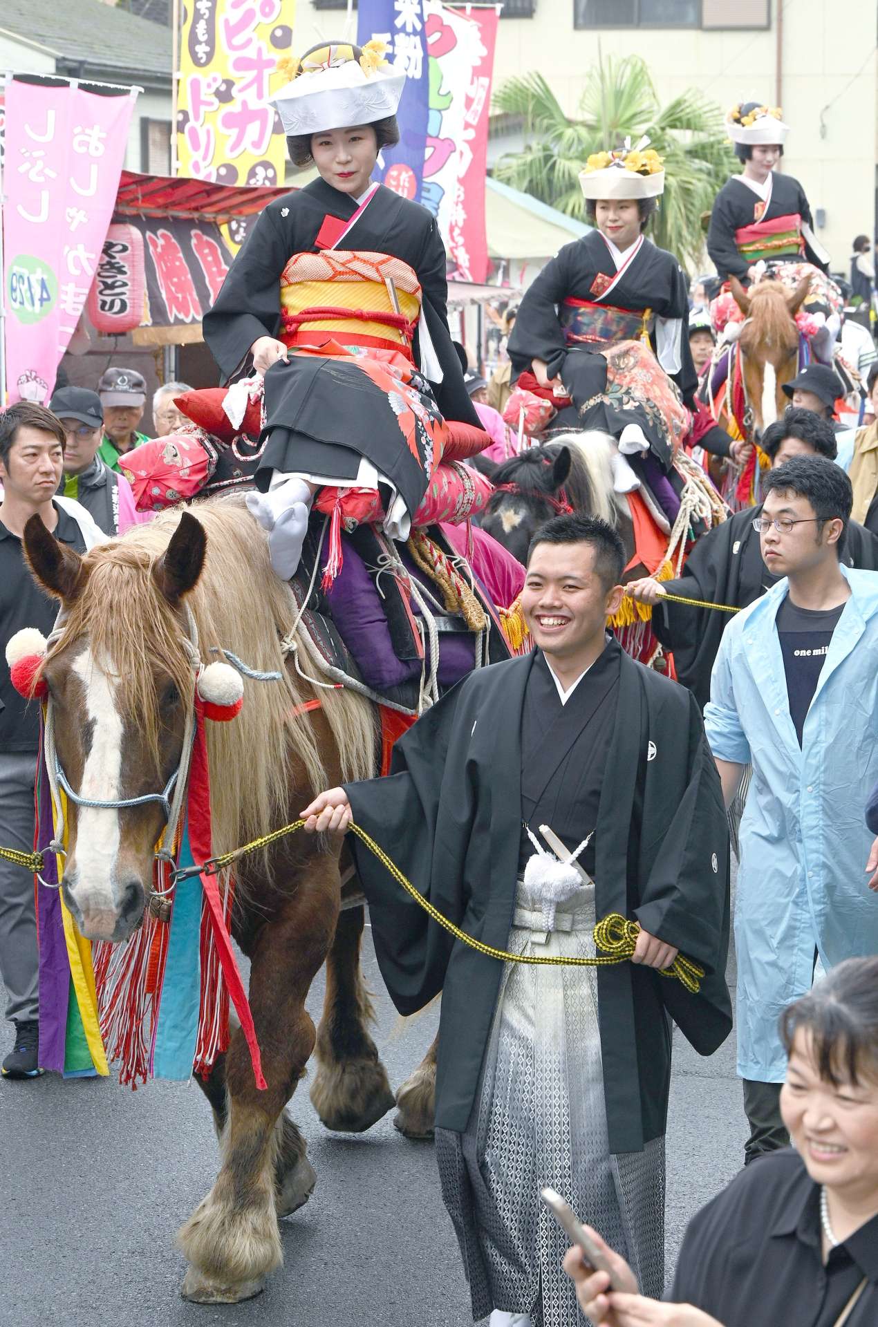 お釈迦まつりで花嫁を乗せて通りを練り歩くシャンシャン馬行列＝２０２４年４月２９日、志布志市