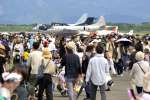 開放された海上自衛隊鹿屋航空基地内を思い思いに楽しむ来場者＝２０２４年４月２８日、鹿屋市