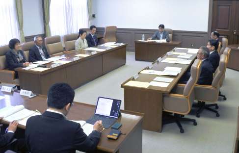 ４年ぶりに開かれた特別職報酬等審議会＝２１日、鹿児島市役所