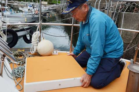 船のハッチが固定されているか点検する枇榔秋信さん＝２０日、いちき串木野市羽島