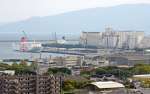 巨大な配合飼料工場（中央右）などが立ち並ぶ志布志港＝志布志市志布志