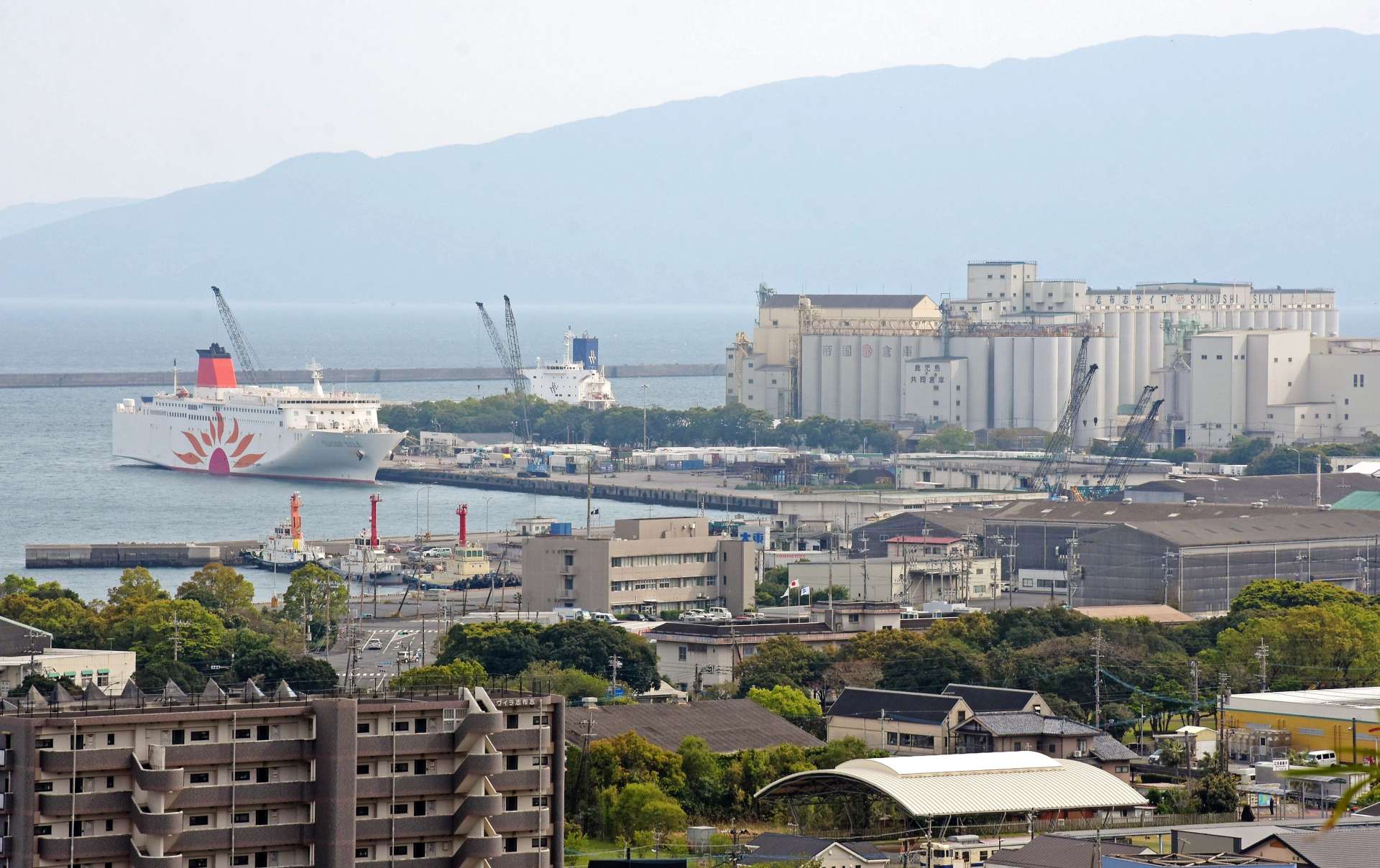 巨大な配合飼料工場（中央右）などが立ち並ぶ志布志港＝志布志市志布志