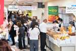 北海道の特産品を求める買い物客＝２３日、鹿児島市の山形屋