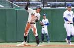 ３回表、適時三塁打を放ちガッツポーズする神村の山本＝長崎県営野球場