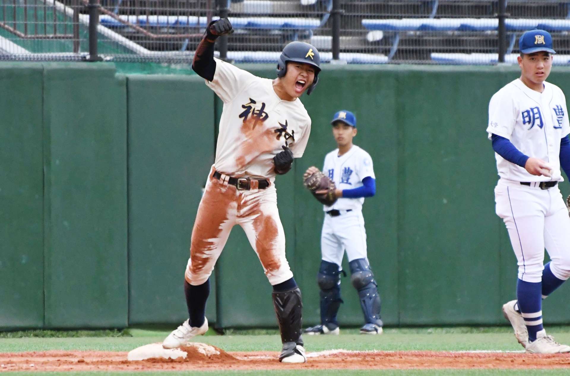 ３回表、適時三塁打を放ちガッツポーズする神村の山本＝長崎県営野球場