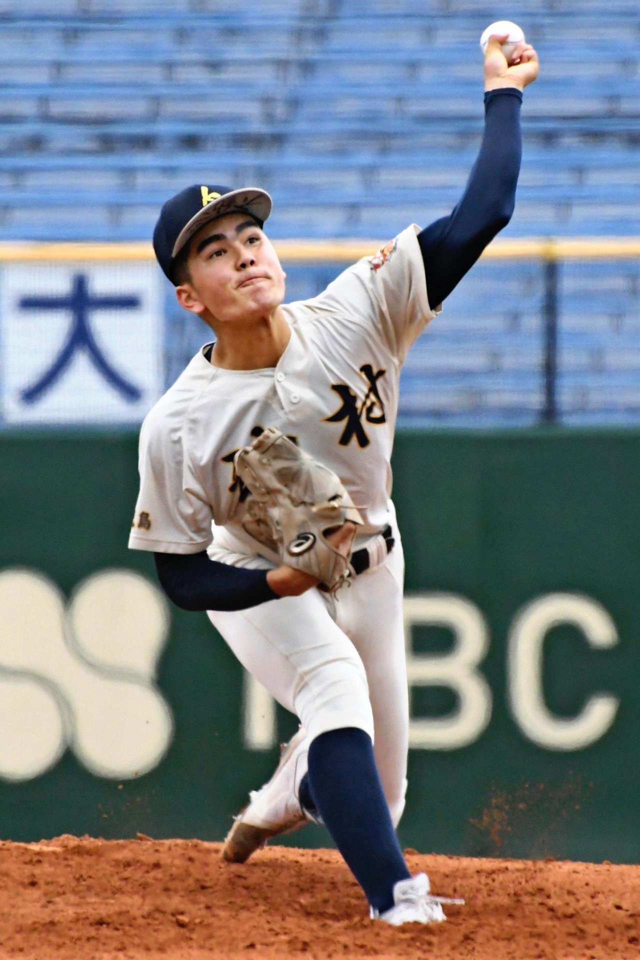 力投する神村の先発・窪田＝長崎県営野球場