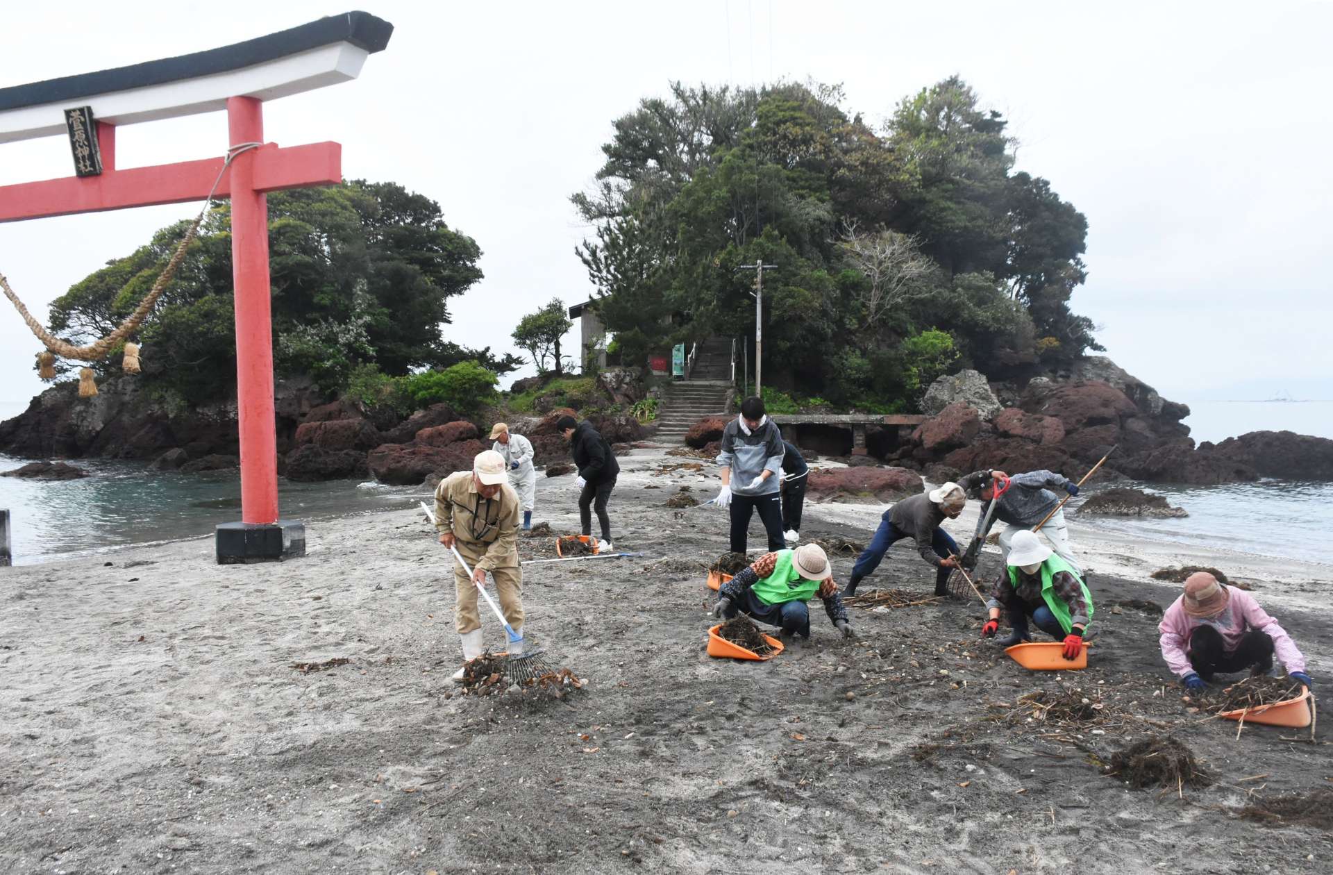 荒平天神周辺の清掃に汗を流す天神町美化クラブのメンバーら＝鹿屋市天神町