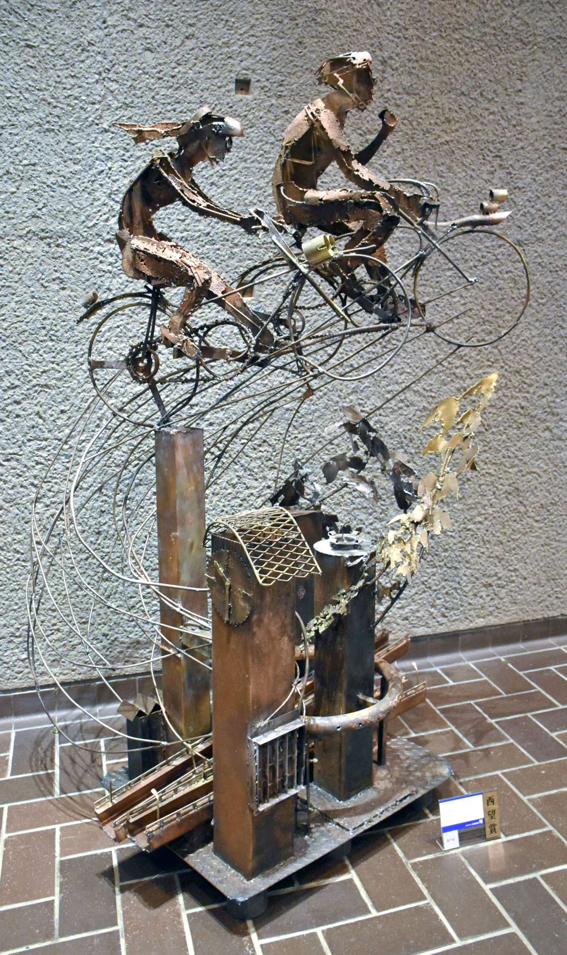 最高賞の西望賞を受けた上床利秋さんの「空へ」＝上野の東京都美術館