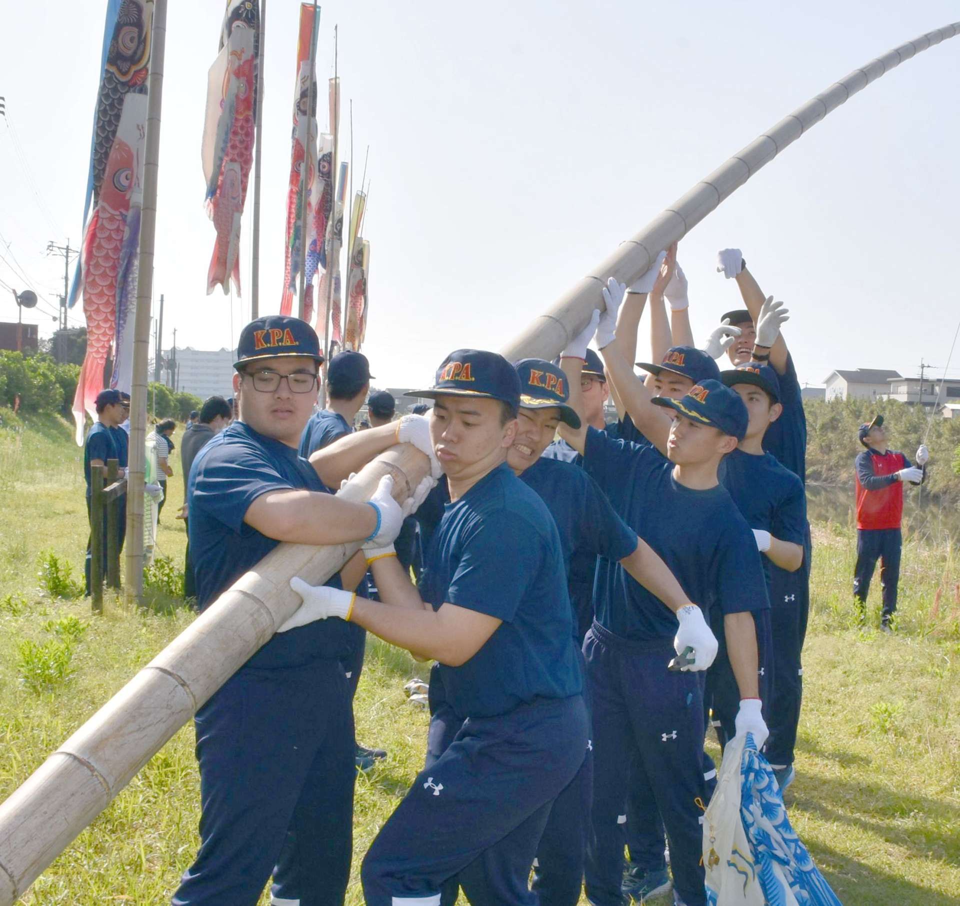 竹の柱を立てる県警察学校の学生ら＝１９日、姶良市西餅田