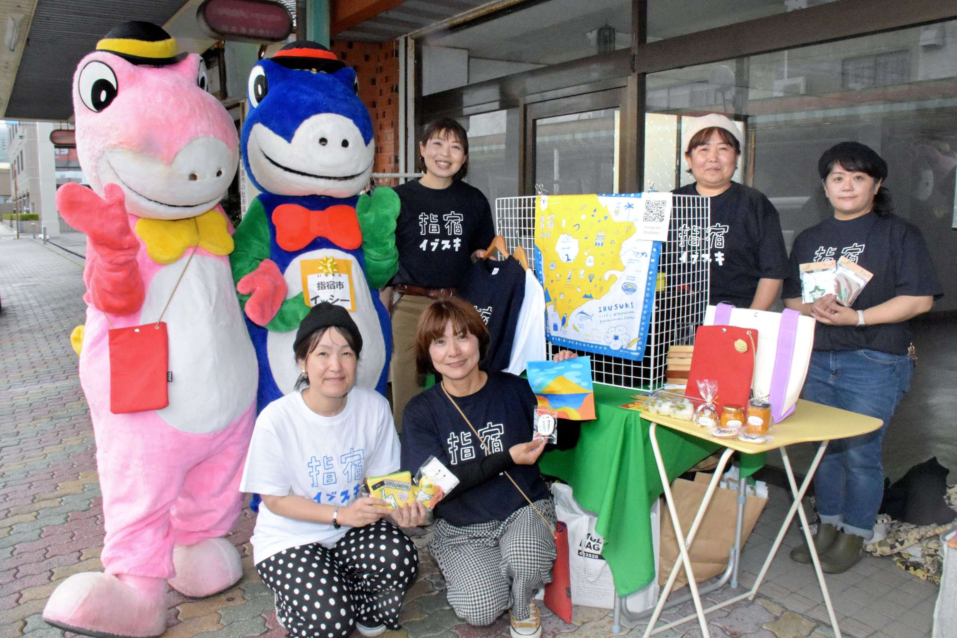 「指宿勝手にＰＲ隊」としてイベントに出店予定の事業者ら＝指宿市の指宿中央通り