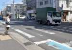 横断しようとする歩行者がいるのに、一時停止しない車＝１５日午後、鹿児島市下荒田３丁目（画像の一部を加工しています）
