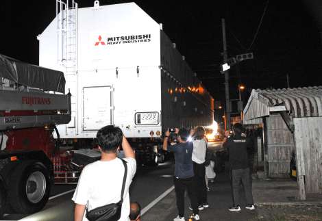 〈関連〉２０２４年９月３０日午後１１時４５分ごろ、ファンが見守る中、市街地を通過するＨ２Ａロケット５０号機を格納したコンテナ＝南種子町中之上