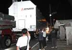 〈関連〉２０２４年９月３０日午後１１時４５分ごろ、ファンが見守る中、市街地を通過するＨ２Ａロケット５０号機を格納したコンテナ＝南種子町中之上