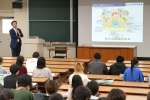 公取委の仕事や独占禁止法について学ぶ学生＝２３日、鹿児島市の鹿児島大学
