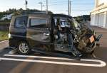 右前方が激しく破損した乗用車＝２４日、伊佐市の伊佐湧水署