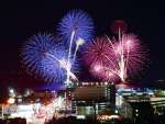 〈資料写真〉２０２３年４月８日、華やかに夜空を彩る打ち上げ花火＝鹿児島市紫原３丁目