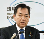 〈資料写真〉記者の質問に答える浅尾慶一郎環境相＝２月２８日、環境省