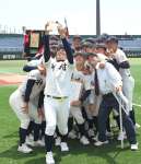 優勝の記念に写真を撮る神村の小田監督と選手＝長崎県営野球場
