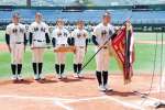神村が九州高校野球Ｖ優勝旗を受け取る神村の今岡主将（右手前）ら＝長崎県営野球場