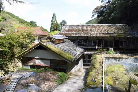 施設の奥側から見た湯川内温泉かじか荘＝出水市武本