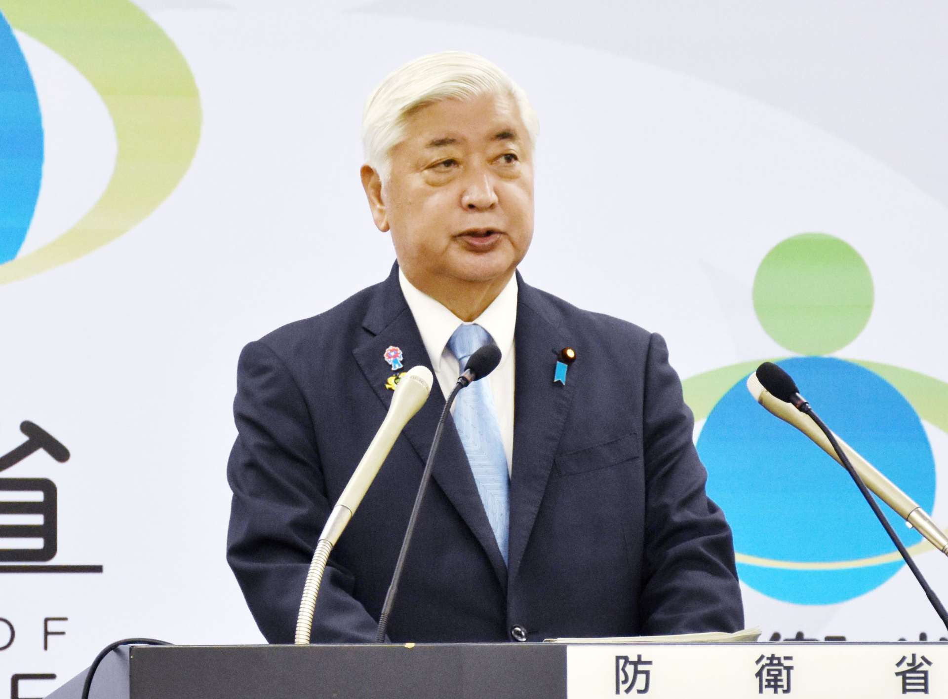記者の質問に答える中谷元・防衛相＝２５日、防衛省