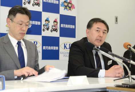 定例会見で質問に答える西畑知明警務部長（右）＝２５日、鹿児島市の鹿児島県警察本部