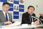定例会見で質問に答える西畑知明警務部長（右）＝２５日、鹿児島市の鹿児島県警察本部