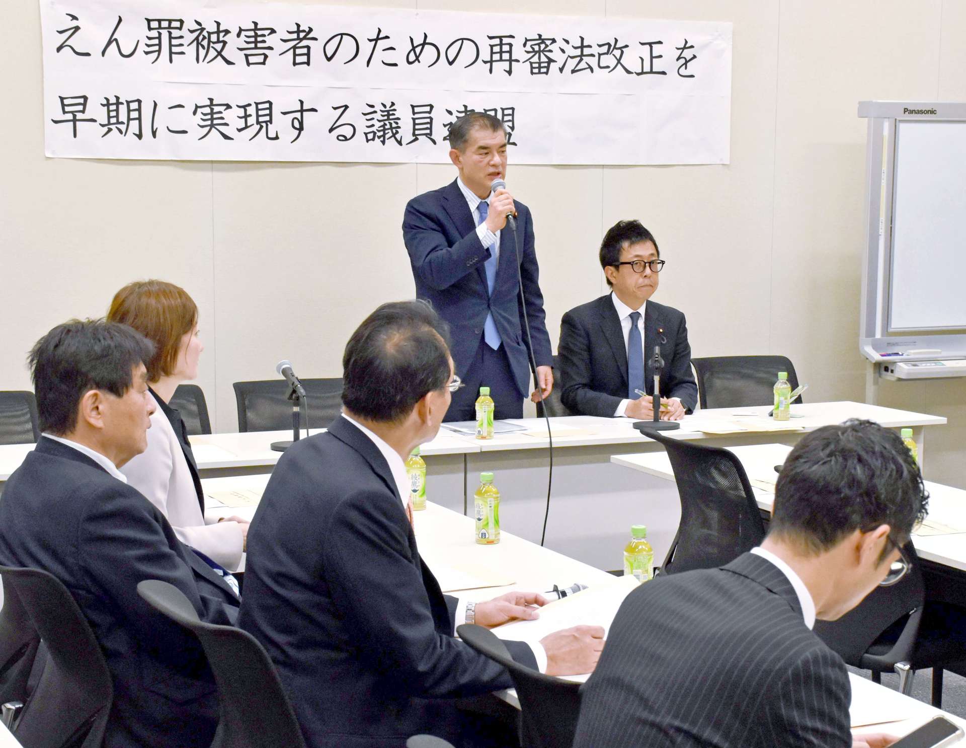 再審制度見直しを目指す国会議員連盟の総会であいさつする柴山昌彦会長＝２５日、国会内